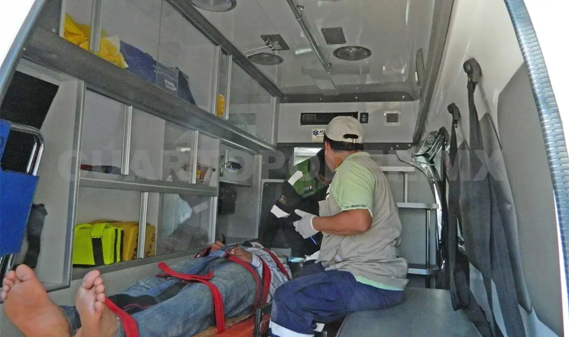 El joven taxista fue auxiliado por Protección Civil Municipal e internado en el IMSS 5 de Mayo.