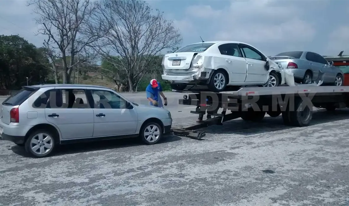 Tres vehículos resultaron implicados en el accidente múltiple frente a una gasolinera cerca del desvío a la autopista Las Choapas. Rafael Cabrera / CP