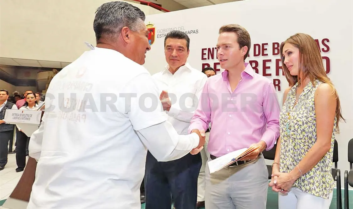 Manuel Velasco hace entrega de actas de libertad anticipada