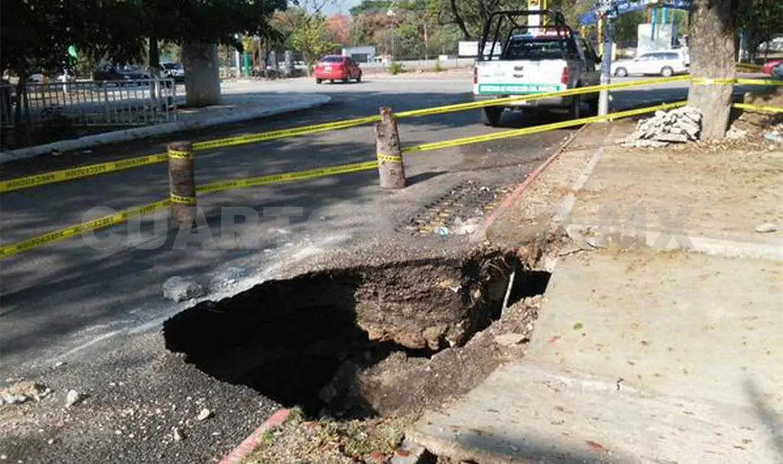 Lluvias dejan oquedad en zona de puente