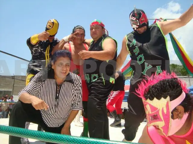 La foto del recuerdo entre rudos, técnicos y réferi. Cortesía