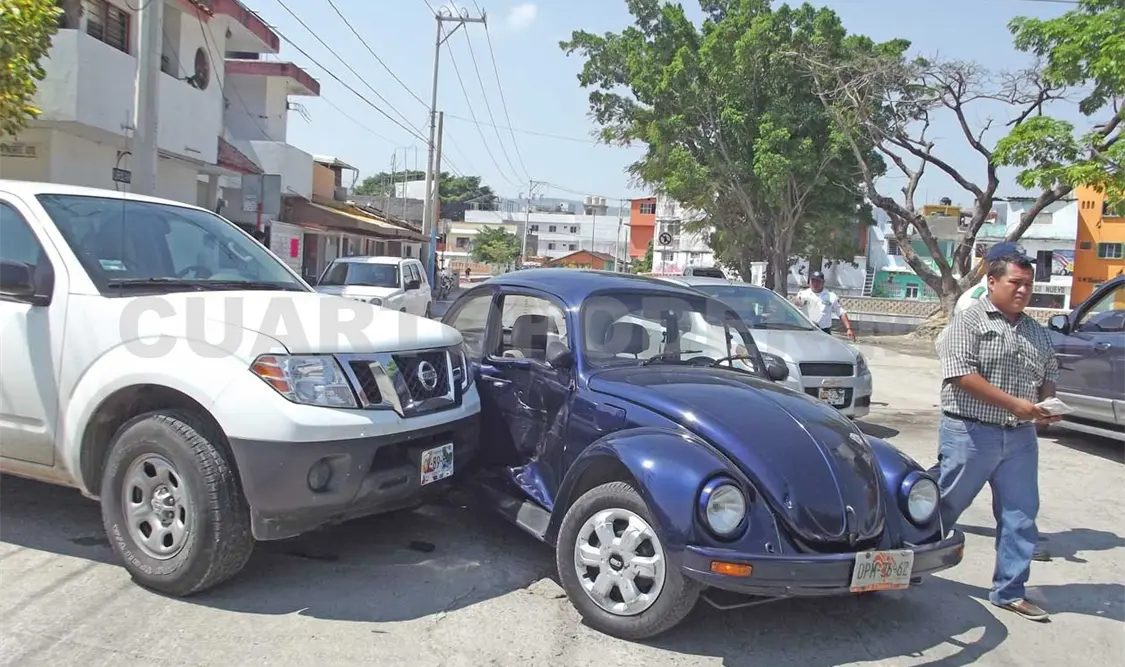 Vochito impecable se atraviesa a camioneta