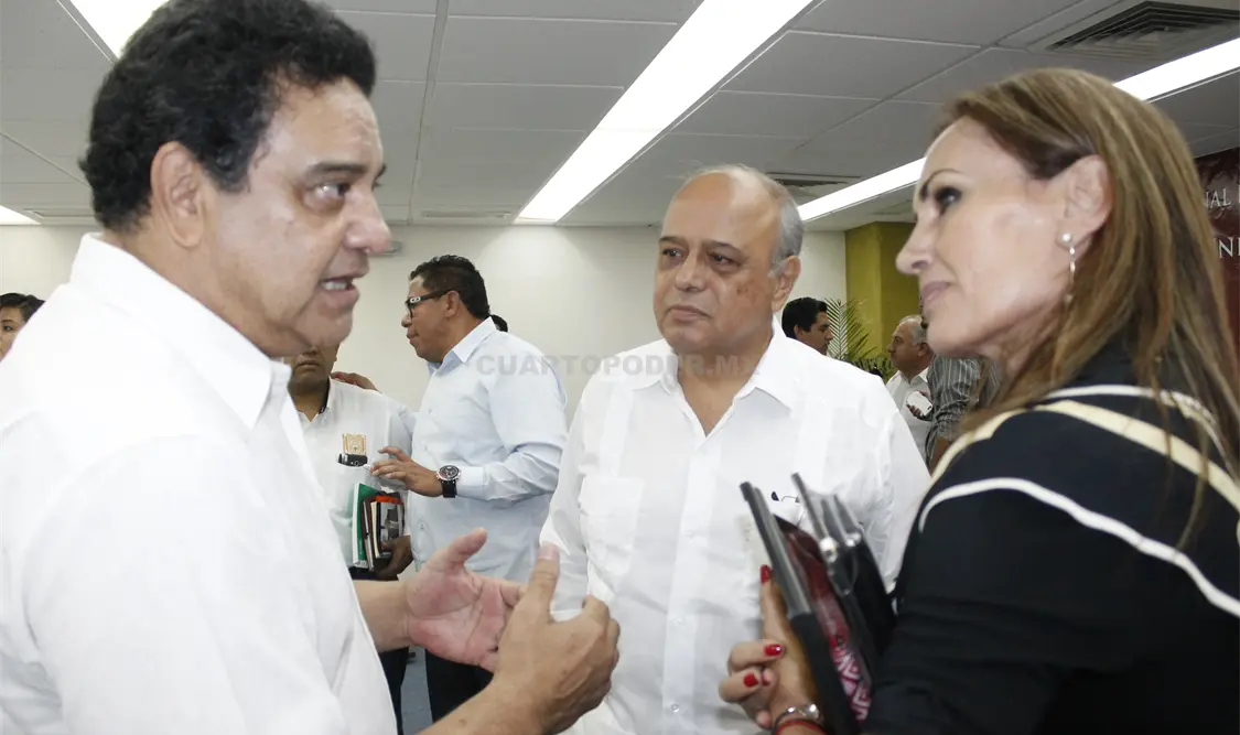 El presidente de la CEDH, Juan Oscar Trinidad Palacios, el rector de la UNACH, Carlos Eugenio Ruiz Hernández y la conferencista María Ampudia González. Cortesía. CP