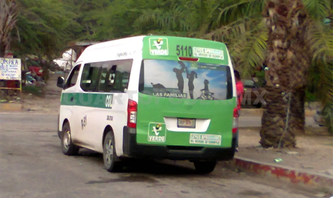 La unidad de transporte público estacionada frente a la Central de Abastos, tras el intento fallido de atropello. A. Alegría / CP