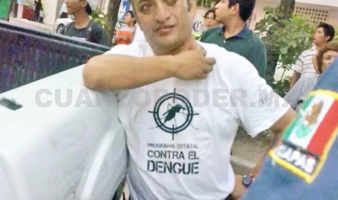 Automovilista ebrio choca con autos y casa