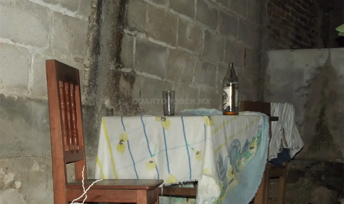 La botella de cerveza vacía y la copa en que bebió el agresor de su esposa e hijo. A. Alegría / CP