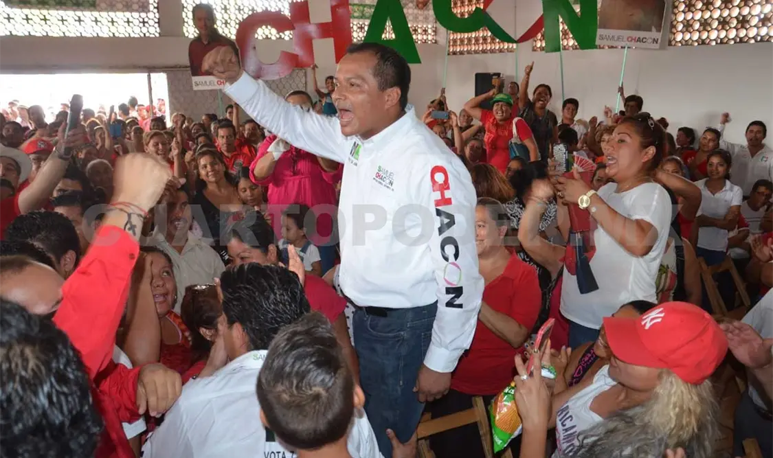 Samuel Chacón mantiene un acercamiento estrecho con la población