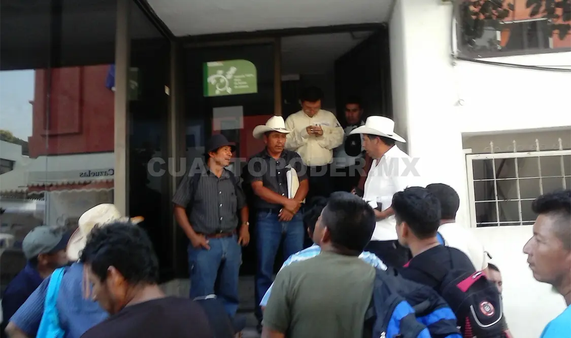Protestan ante oficinas de Salud estatal, habitantes de San Fernando, quienes reclaman la venta de bebidas embriagantes a menores de edad. Sergio Granda. CP
