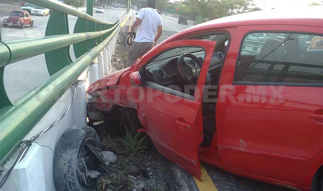 Auto se estrella en un muro