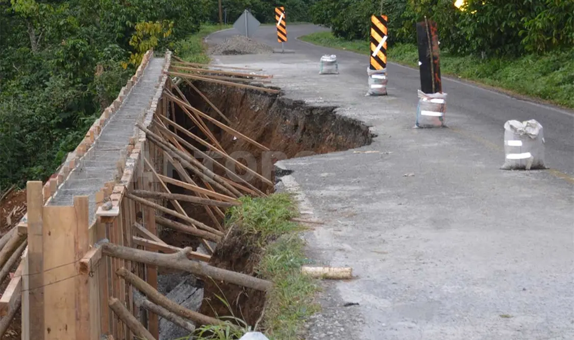 Deslave afecta carretera dejando un carril