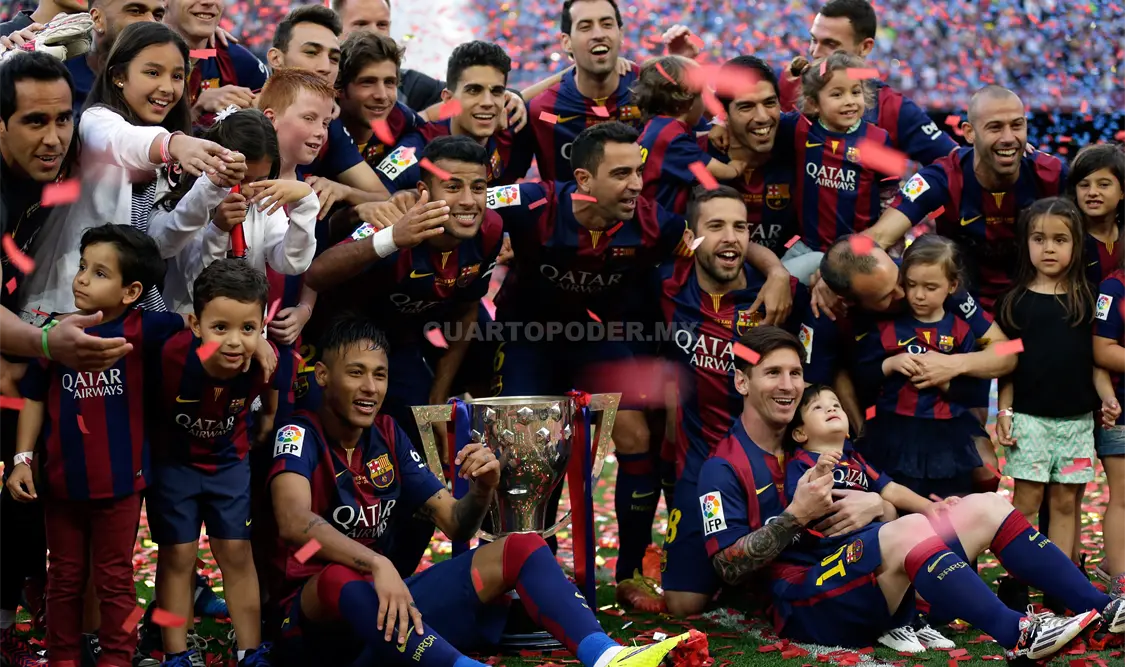 Con un Título más en su carrera Xavi se despidió de su afición con su equipo el Barcelona. AP