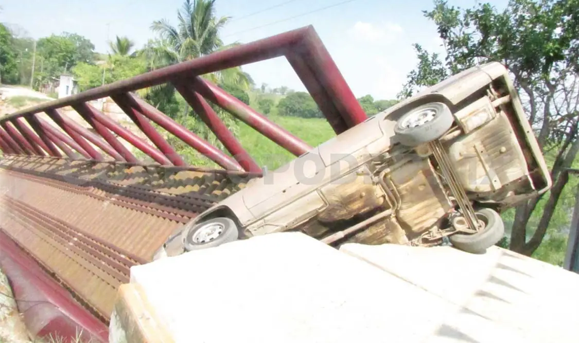 Auto se incrusta en puente dañado