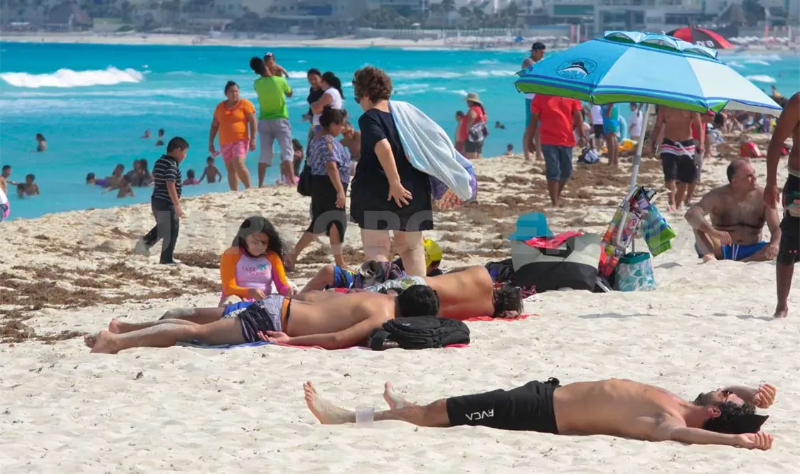 En lugares como Cancún, es obligatorio el uso de cremas y bloqueadores como si fueran artículos de higiene personal. NTX