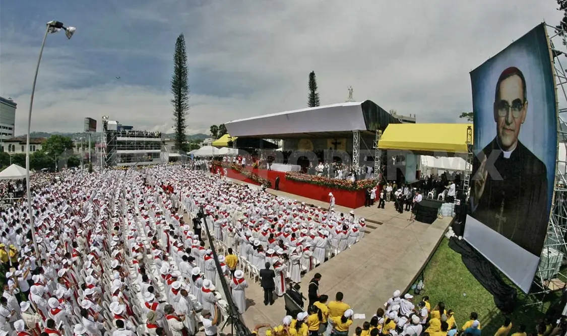 Los fieles estallaron en júbilo ante la proclamación de Arnulfo Romero. AP