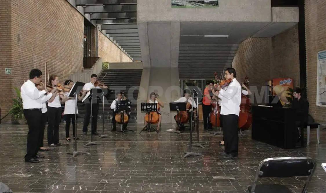 La Camerata de Cuerdas de la Unicach interpretó piezas clásicas en el vestíbulo del Museo. Guillermo Ramos / CP
