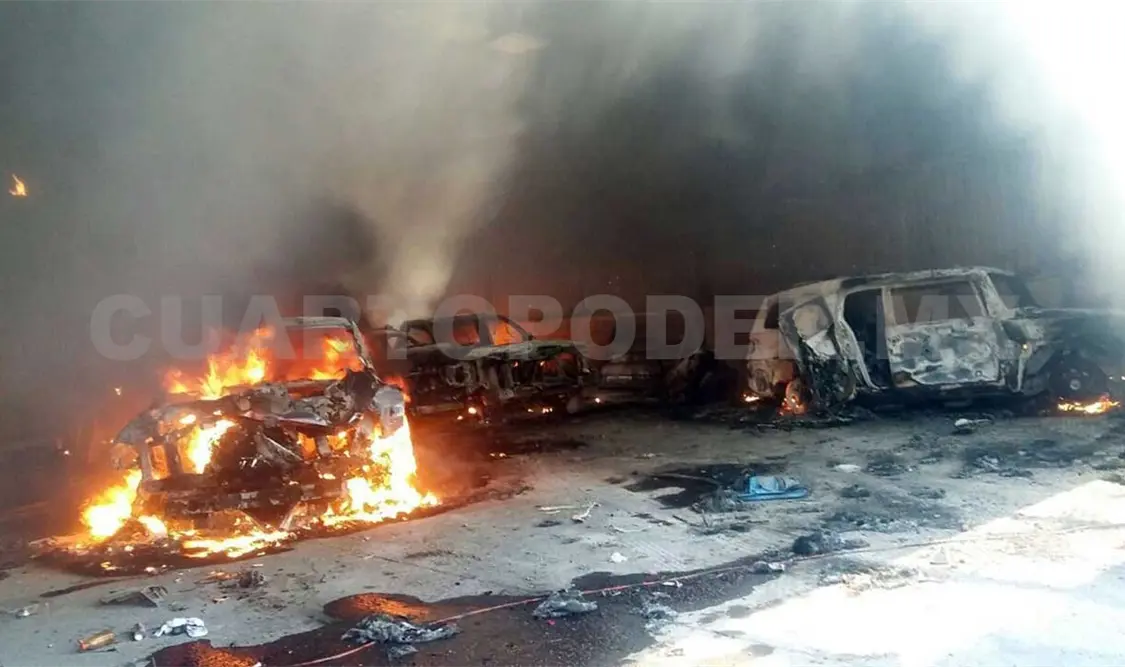 Escena impactante del enfrentamiento ocurrido la tarde del viernes en Michoacán, con saldo de 43 muertos. AP