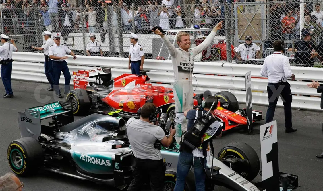 Rosberg aprovecha “regalo” de Mercedes