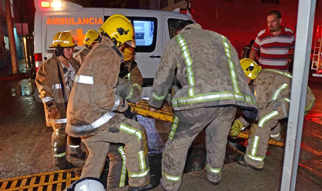 Carterista queda atrapado en coladera