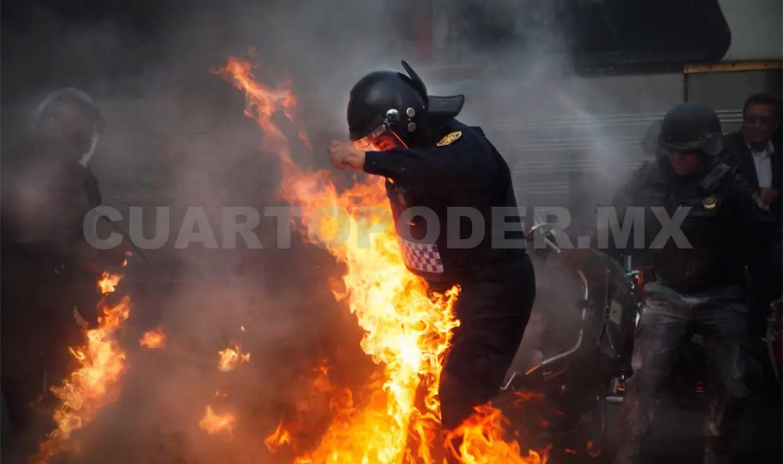 Chocan manifestantes y policías