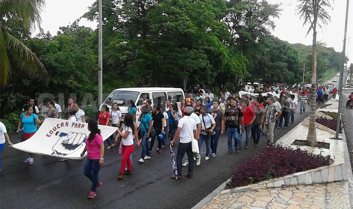Marchan por normalistas de Ayotzinapa