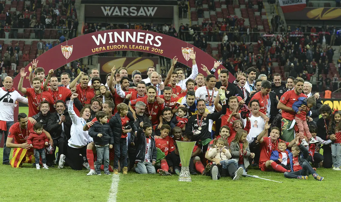 El Sevilla se convirtió en el primer equipo en conquistar cuatro Europa League tras ganar 2-3 al Dnipro gracias a los dos goles de Bacca y de Krychowiak. Gracias a este nuevo título, el Sevilla jugará la Liga de Campeones. AP