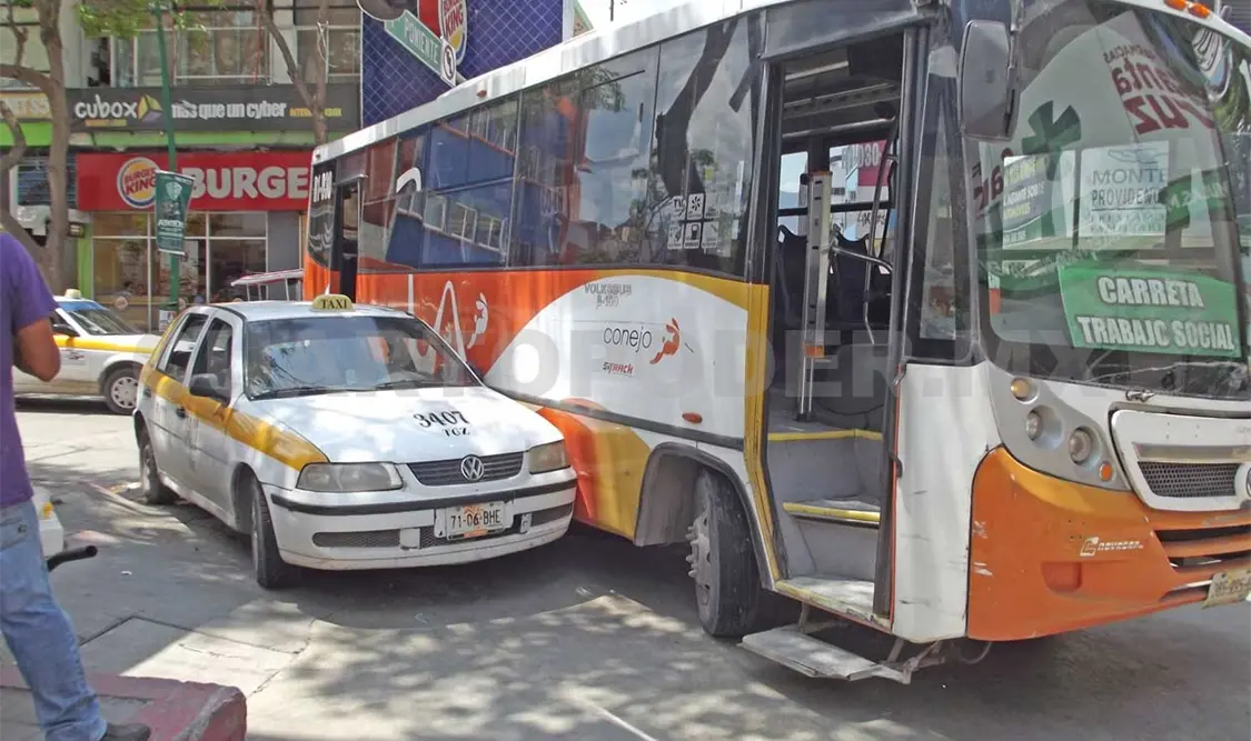 Taxi prensado por “Conejobus”