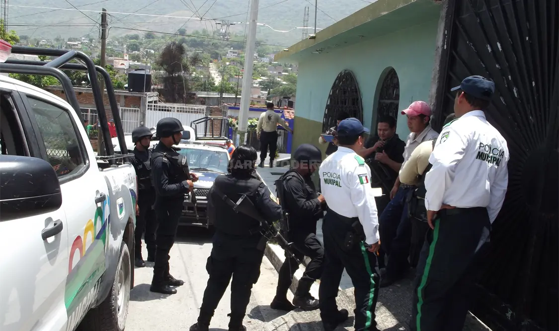 El chofer vendedor rodeado por la policía, a quienes dio los rasgos de los asaltantes. A. Alegría / CP