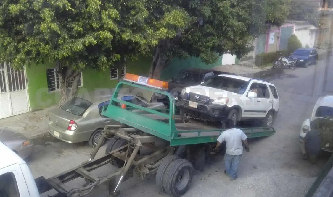 Taller mecánico se apropia de la vía pública