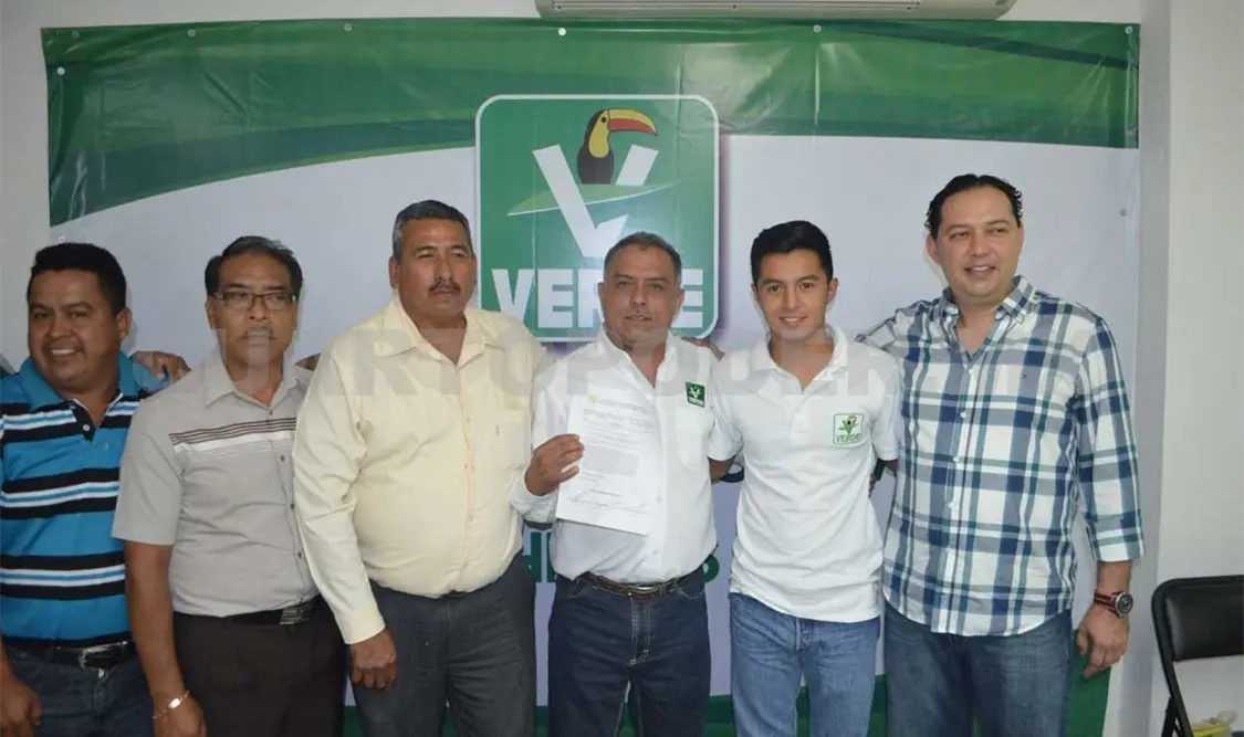 Se registra precandidato aspirante a alcaldía