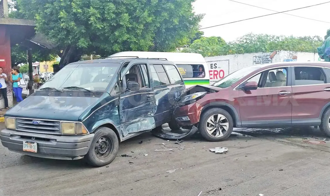 Choque entre dos vehículos por pasarse el alto