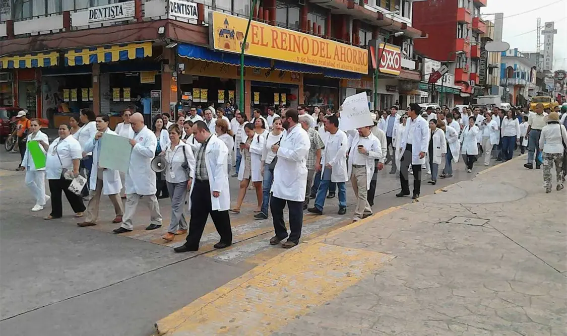 Liberan a dos médicos, otros realizan marcha y exigen respeto a su profesión
