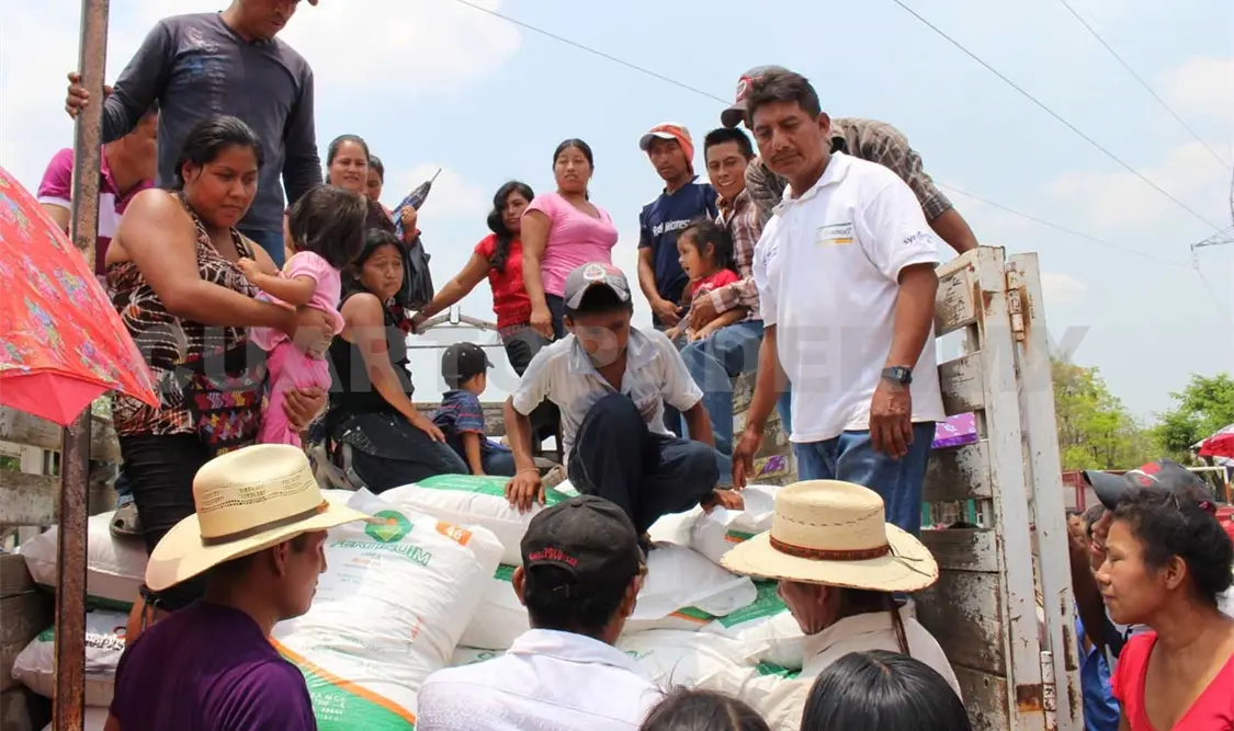 Gobierno cumple con apoyos a productores