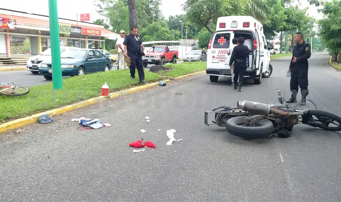 Derrapa motocicleta; 2 hombres heridos