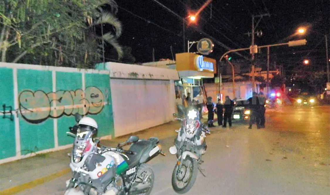 Auxilian policías a dos heridos en la calle