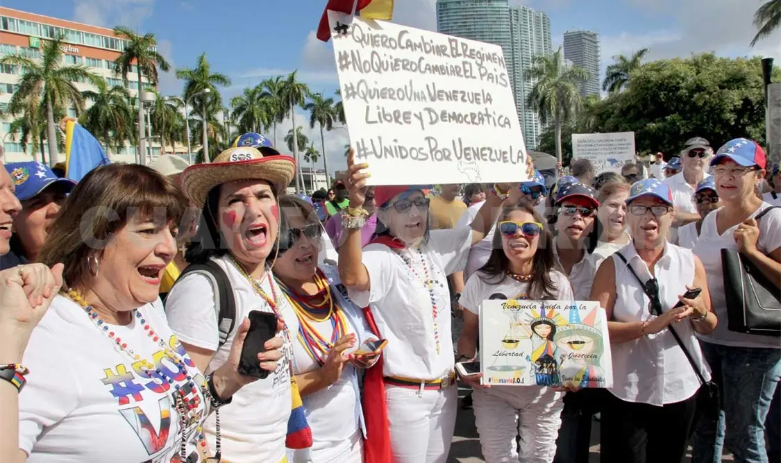 Manifestantes piden al presidente ver lo que ocurre en Venezuela. Agencias