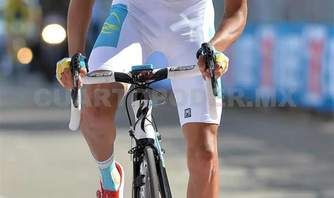 El ciclista italiano Fabio Aru subió a lo más alto del podio en el Giro de Italia luego de ganar la etapa 20, marcada por los periodos de angustia que pasó Contador. Cortesía
