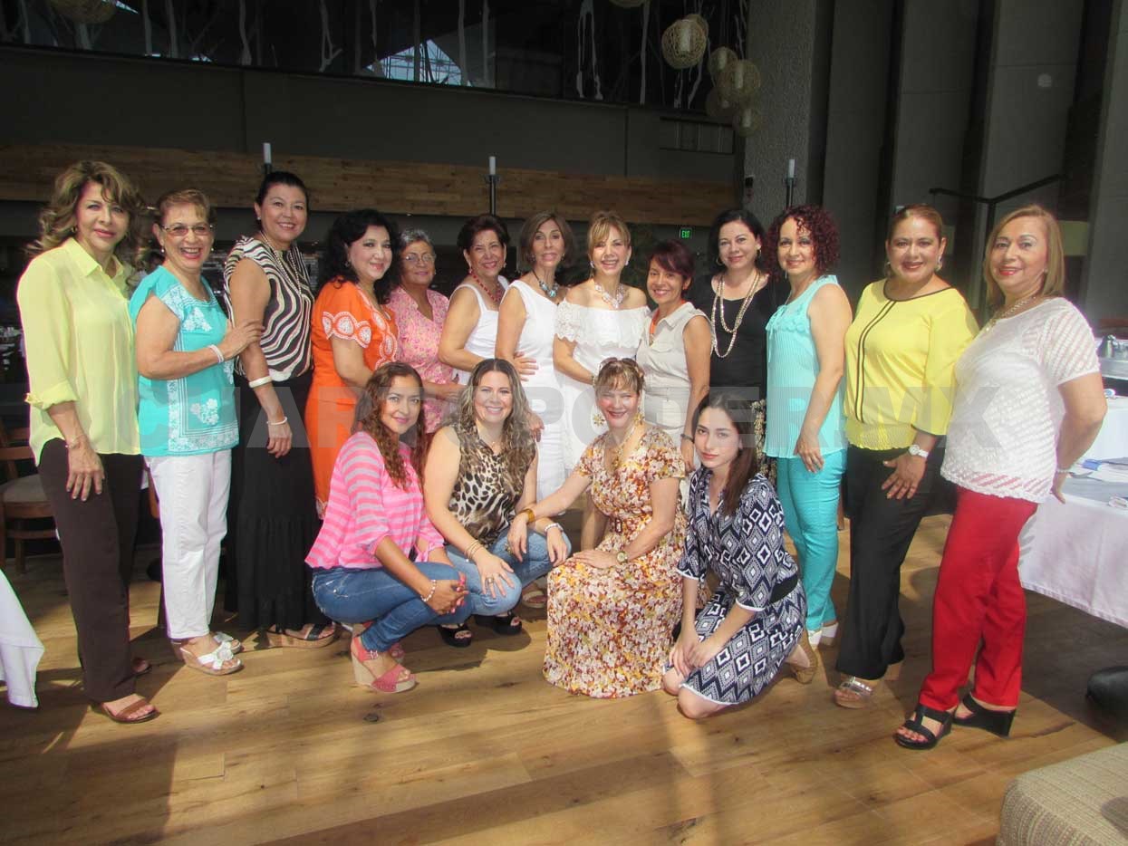 Lupita celebró en compañía de sus amigas