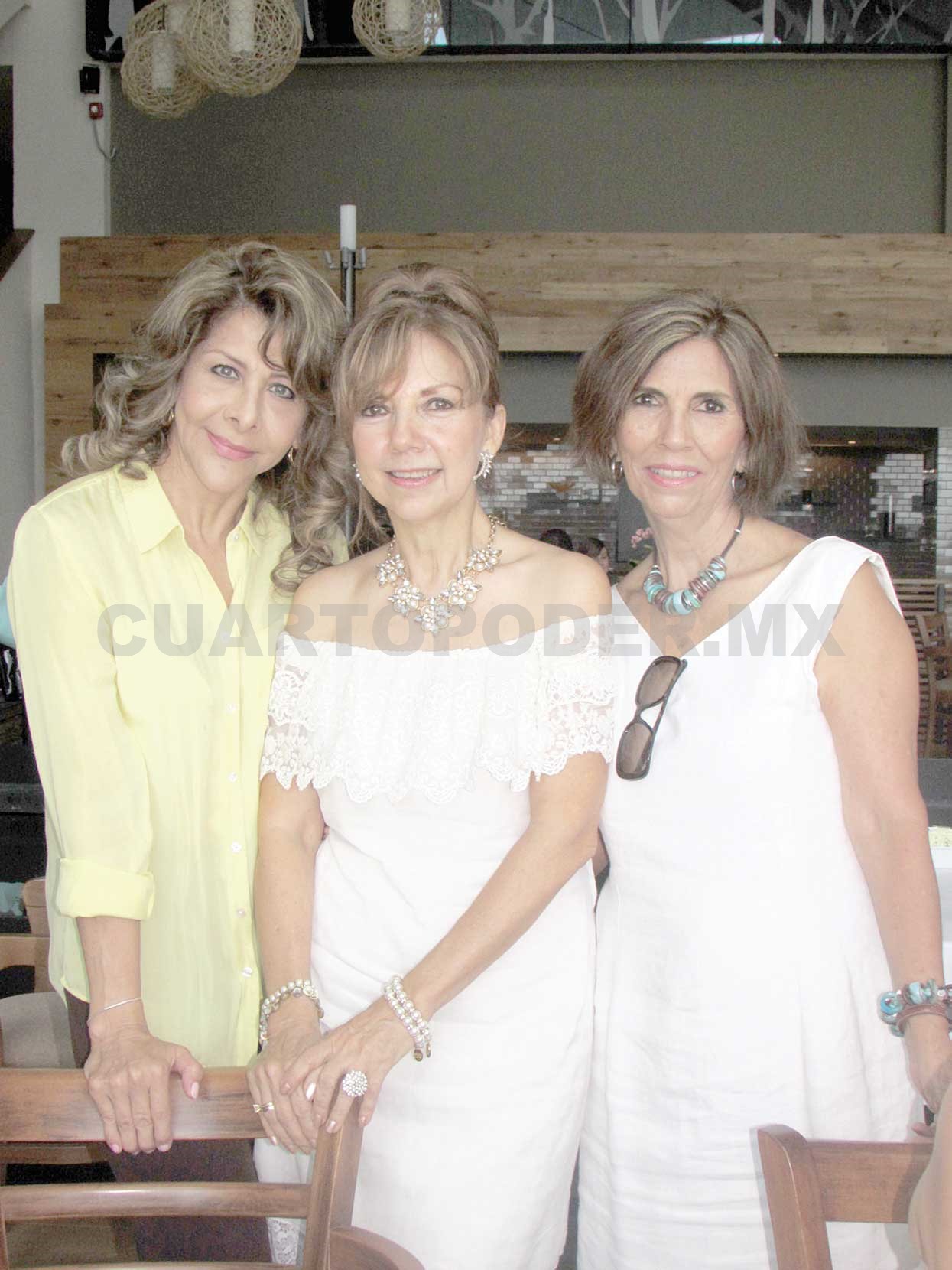 Lupita celebró en compañía de sus amigas