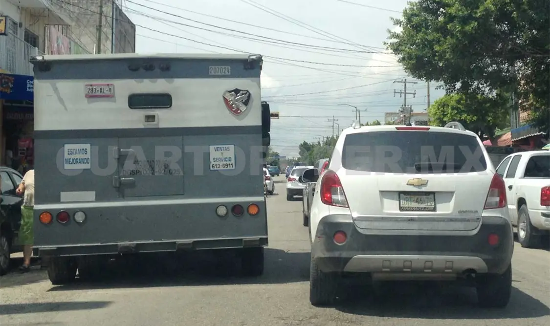 Camionero causa caos vial
