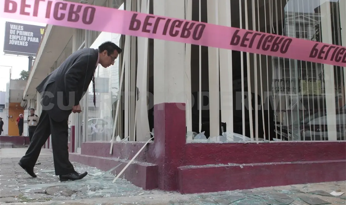 El Instituto Nacional Electoral reprobó cualquier intención de obstaculizar las elecciones, como método de presión en la búsqueda de intereses particulares, que nada tienen que ver con la jornada electoral, así como todo acto violento en contra de sus instalaciones en Puebla y Oaxaca. CP