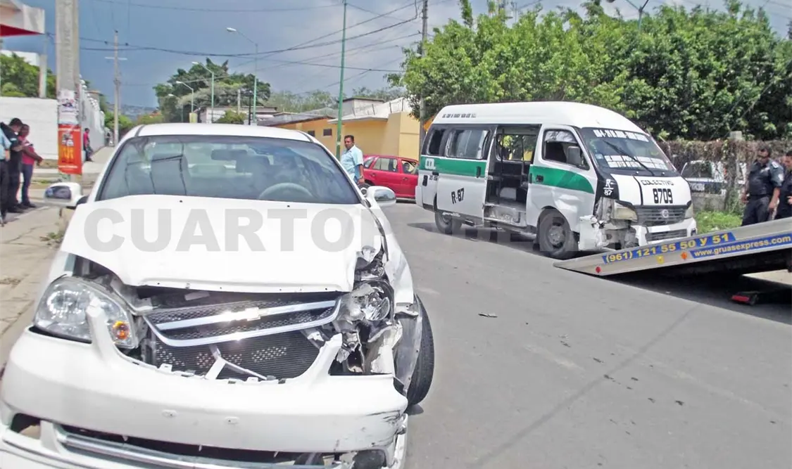 Pasajero herido en choque de colectivo