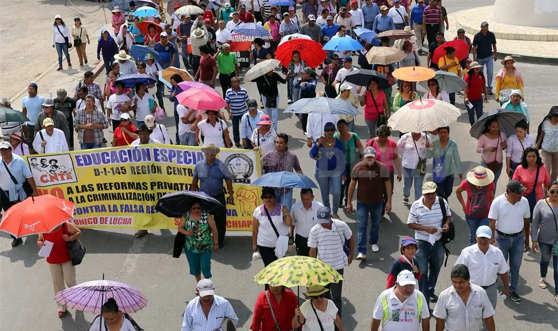 Docentes marchan y anuncian paro