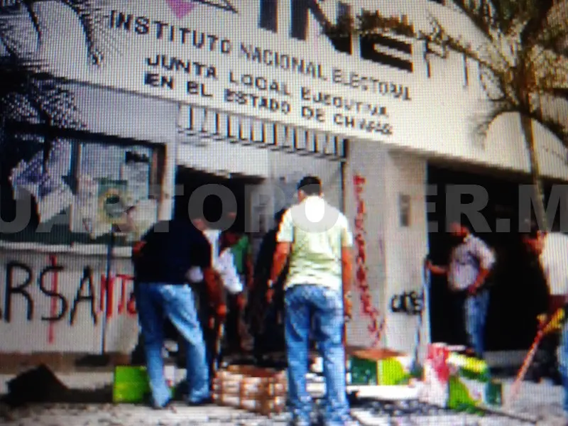 Realizan labor de limpieza después de los desmanes en el INE Chiapas.
