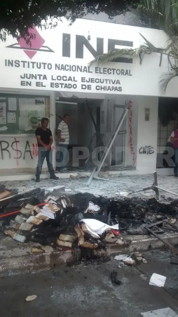 En la fotografía se puede observar que los manifestantes prendieron fuego a algunos documentos que saquearon directamente de las instalaciones del INE.