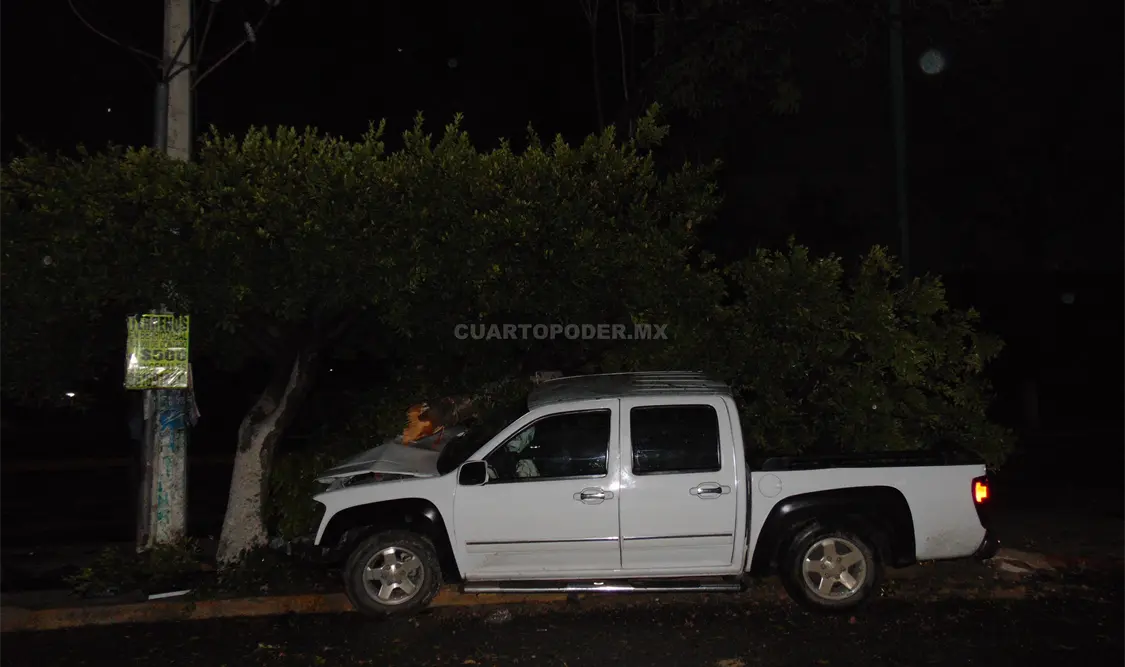 Una camioneta estrellada contra un árbol, frente al Teatro de la Ciudad Emilio Rabasa. A. Alegría / CP