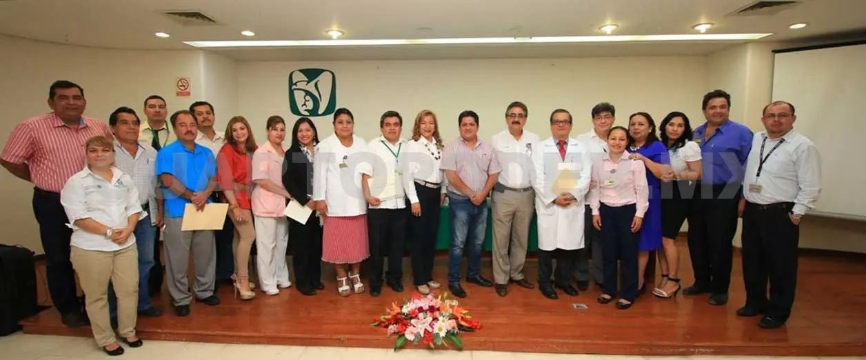 Entregan reconocimientos a trabajadores de la Salud