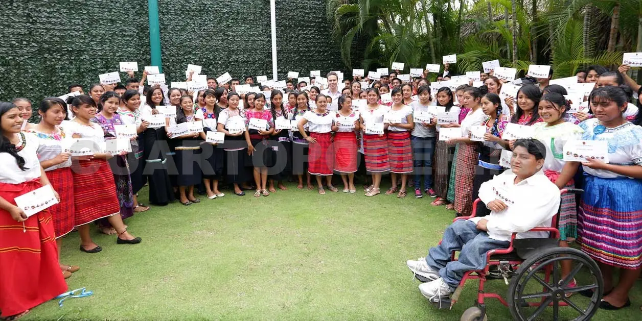 Continúa Manuel Velasco entrega de becas