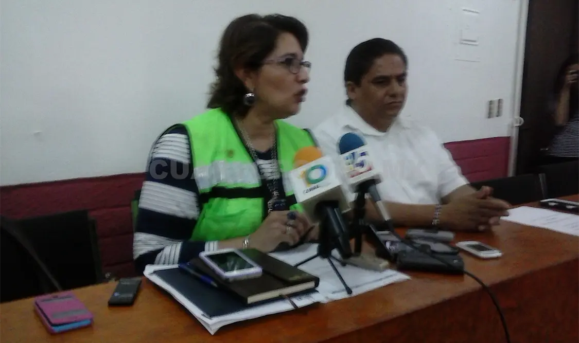 Autoridades de la Jurisdicción Sanitaria # 1 y restauranteros en contra de la proliferación del dengue en Tuxtla Gutiérrez, Chiapas. Sergio Granda. CP