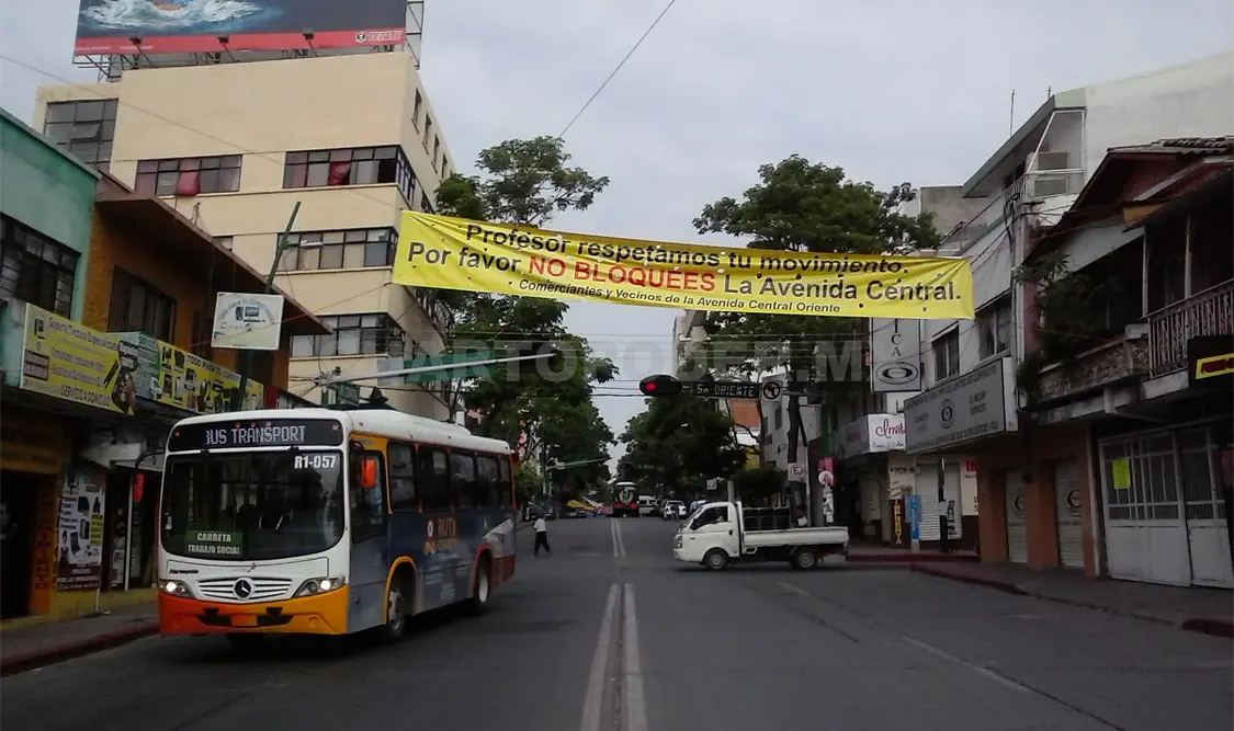 Comerciantes del lado Oriente reclaman a maestros, abrir la vialidad de la Avenida Central tuxtleca. Sergio Granda. CP