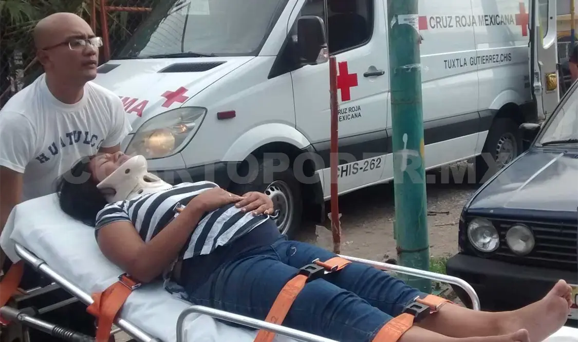 Choca moto contra taxi